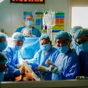 Podcast Bản tin trưa 10-6: Sản phụ người Singapore được thông tim can thiệp bào thai về nước an toàn