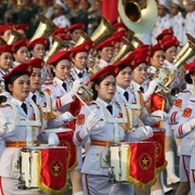 Podcast bản tin trưa 16-4: Đại tướng Nguyễn Tân Cương thị sát hợp luyện các khối diễu binh, diễu hành