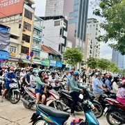 Podcast bản tin tối 26-4: Những điểm giữ xe ở trung tâm TPHCM phục vụ người dân dự lễ 30-4; Nguyên nhân xe khách bị lật ở đèo Tam Đảo