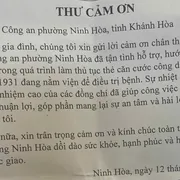 Người dân gửi thư cảm ơn Công an phường Ninh Hòa. Ảnh: CACC