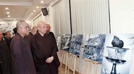 Most Venerable Thich Le Trang (2nd from L), Head of the VBS Executive Board in Ho Chi Minh City, attends the exhibition (Photo: VNA)
