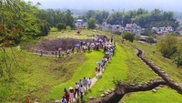 Tourists visit A1 Hill, the site of a fierce fight in Dien Bien Phu valley (Source: VNA)