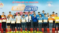 At the award -giving ceremony (Photo: SGGP)