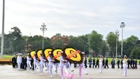 State leaders lay wreathes at Mausoleum of President Ho Chi Minh (photo:Viet Chung)