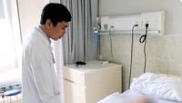 Bác sĩ thăm khám cho bệnh nhân