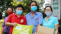 第五郡紅十字會主席黎勛峰(左)與「Habitat」項目管理人胡氏梅英(右)向貧困戶贈送禮物。