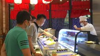 在Café Central自助餐廳食客在日式美食區取餐。