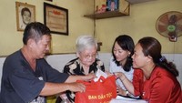 市民族处代表团探访韩海源烈士的胞姊韩月英。