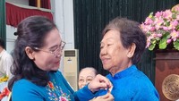 市委副书记、市人民议会主席阮氏丽向华人党员李金梅别上55年党龄纪念章。