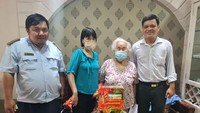 第八坊越南祖国阵线委员会主席徐华隆(右)赠送礼物给荣军。