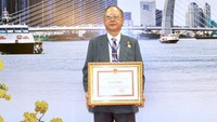 穗城会馆理事长卢耀南同时获得胡志明市徽章以及市人委会奖状。