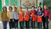市华语教师俱乐部向会员拜年及赠送春节礼物。