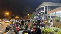大年初五凌晨时段,乘客搂着其行李在东区车站大门呆着等待搭摩的与计程车回家。 (图:N.A)