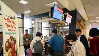 游客办理登机手续。