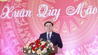 国会主席王廷惠在会上发表讲话。(图:越通社)