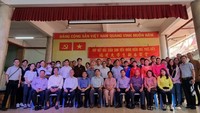各代表与大学生合影。