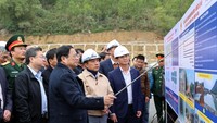 政府总理与工作团聆听有关梅山-45号国道项目落实情况的报告。