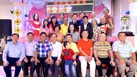 各顾问与团员合照。