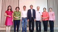 市越南祖国阵线委员会主席陈金燕(右二)与各领导向华企拜年。