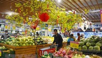 消费者在超市选购物品。(图:越通社)