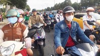 路经同奈省边和市的头顿四岔口路段局部堵车。