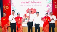 黎鸿山同志向《劳动者报》拜年。