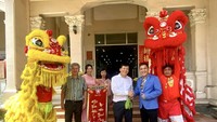 人民艺人、衡英堂龙狮艺术团团长徐梓衡(右二)向本报贺年。