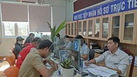 劳工在社保机关办理社保手续。
