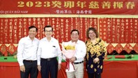 继海南会馆举办5年之后,二府会馆将成为“2024甲辰年慈善挥春”的赞助单位。“2023癸卯年慈善挥春”组委会向二府会馆理事长彭伟强(右二)赠送鲜花。
