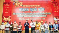 国家副主席武氏映春向芹苴市贫困户赠送春节礼物。