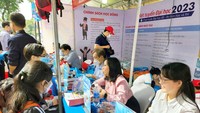 学生在招生谘询与辅业盛会瞭解2023年大学招生资讯。