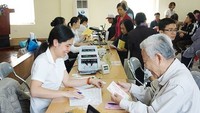 一名退休者在當地所住的坊級人委會辦事處領取月退休金。(图:互联网)