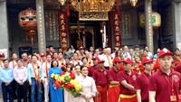 第五郡领导、贵宾与义安会馆理事等代表正准备恭送关圣帝君出游。