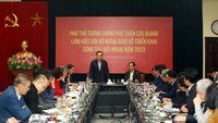 政府副总理陈留光(站)在会议上发表讲话。(图:VGP)