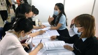 大学生参加市就业劳务中心的活动。