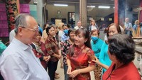 市妇联会副主席郑氏清(右二)与穗城会馆理事长卢耀南交流。