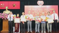 第十郡领导向当地高龄党员颁授党龄纪念章。(图:市党部新闻网)