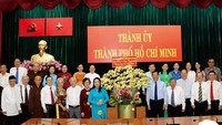市人委会领导与知识份子、民族与宗教代表团合影。