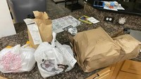 密歇根州一名6岁顽童获准使用父亲的手机玩游戏,他却利用这个机会下单“无限自助”。外卖源源不断的抵达,他的父亲才意识到问题。(图:互联网)