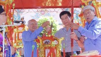 守德市七府关帝庙代表向江杰华(右二)移交“合家平安”圣灯。