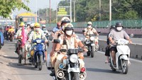 本市交警上路巡逻以确保秩序治安、交通安全。