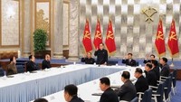 朝中社2月6日报道称,朝鲜劳动党第八届中央委员会第十三次政治局会议前一天在中央委员会总部举行,会议决定于本月下旬召开中央委员会全体会议。 (图:韩联社/朝中社)