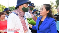 市委副书记、市人民议会主席阮氏丽勉励入伍青年。