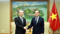 政府副总理陈留光(右)接见中国驻越南特命全权大使熊波。