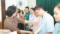 第五郡郡委书记黄玉女芳红奖励模范党员。