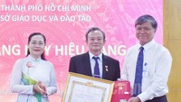 市人民议会主席阮氏丽向范玉茂同志颁授50年党龄纪念章。(图:市党部新闻网)