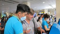 乘客在内牌机场办理登机手续。(图:明英)