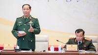 国会副主席陈光方上将在会上发言。(图:英芳)