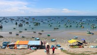 Yêu cầu tất cả các hộ buôn bán hải sản tại khu vực bờ biển làng chài Mũi Né phải tự tháo dỡ hàng quán.