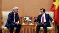 Deputy PM Trinh Dinh Dung (R) receives Chairman and CEO of Canada's Transportation Vision Group Richard Courey in Hanoi (Photo: http://news.chinhphu.vn)